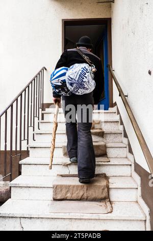 Après le reportage local, le frère Roland retourne à la maison de ses parents, qui a été entièrement rénovée en son absence, Grossniedesheim, Allemagne Banque D'Images