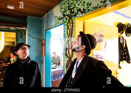 Après le reportage local, le frère Roland retourne dans la chambre de ses enfants, qui a été entièrement rénovée en son absence, sa mère debout. Banque D'Images