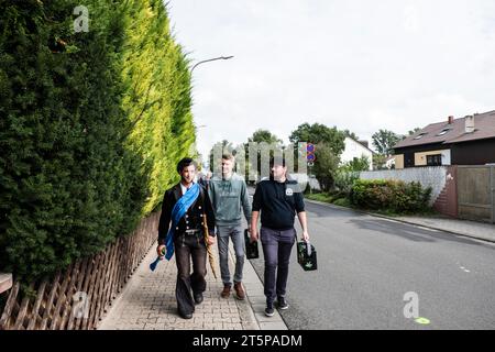 Reportage local d'un frère Roland après avoir terminé son apprentissage, il est accompagné d'amis de l'enseigne de la ville à la maison de ses parents Banque D'Images