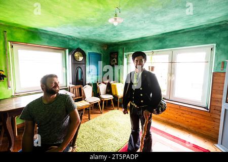 Après le reportage local, le frère Roland retourne à la maison de ses parents, qui a été entièrement rénovée en son absence, Grossniedesheim, Allemagne Banque D'Images