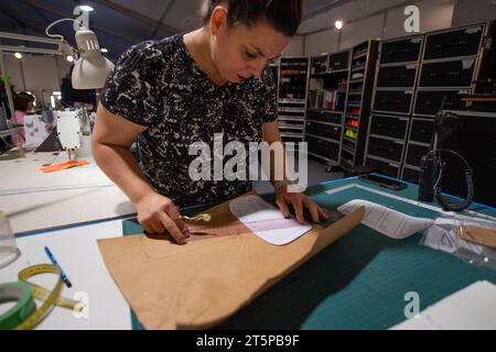 Buenos Aires, Argentine. 02 novembre 2023. Un tailleur fabrique des protège-tibias dans le rayon des costumes avant le spectacle Messi10 du Cirque du Soleil. Le spectacle sur l'histoire de la légende du football argentin a attiré plus de 100 000 spectateurs au cirque dans le pays d'origine du footballeur professionnel. Crédit : Florencia Martin/dpa/Alamy Live News Banque D'Images