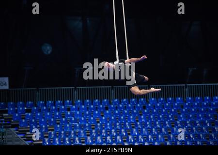 Buenos Aires, Argentine. 02 novembre 2023. Renato Soares Dias de Suisse s'entraîne avant une représentation du spectacle Messi10 du Cirque du Soleil. Le spectacle sur l'histoire de la légende du football argentin a attiré plus de 100 000 spectateurs au cirque dans le pays d'origine du footballeur professionnel. Crédit : Florencia Martin/dpa/Alamy Live News Banque D'Images