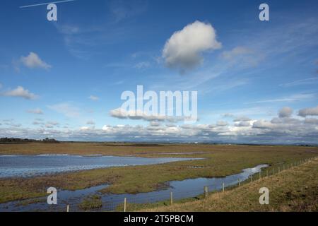 Hesketh Out Marsh sur l'estuaire Ribble avec une vue lointaine sur le Bleasdale Fells Lancashire Angleterre Banque D'Images