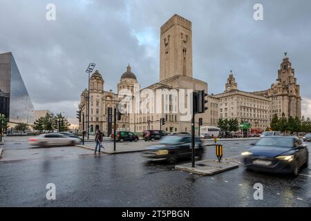 La Strand Roadway derrière les bâtiments Pierhead de Liverpool avec le bâtiment Docks and Harbour derrière l'imposante bouche d'air du tunnel Mersey Banque D'Images