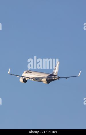 Un Airbus A320-271N de Lufthansa immatriculé d-AIJB se dirigeant vers l'ouest à la sortie de l'aéroport de Manchester (MAN) par un soir d'automne ensoleillé Banque D'Images