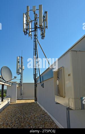 Antennes cellulaires 4G et 5G sur le toit plat d'un immeuble de grande hauteur en Croatie. En outre, une antenne parabolique TV, et sur la droite, un inverseur numérique Banque D'Images