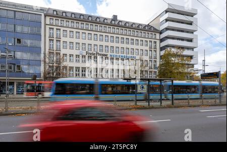 Chemnitz, Allemagne. 06 novembre 2023. Vue du bâtiment éditorial et éditorial du groupe de presse Freie presse à Chemnitz. Le journal régional du sud-ouest de la Saxe fait partie du syndicat des médias Ludwigshafen. Crédit : Hendrik Schmidt/dpa/Alamy Live News Banque D'Images