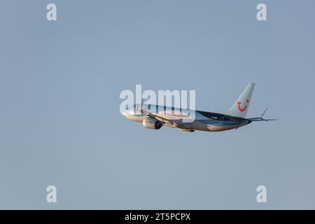 Un Airbus A330-343 d'Air Canada de Star Alliance immatriculé C-GEGI se dirigeant vers l'ouest à partir de l'aéroport de Manchester (MAN) par une soirée d'automne ensoleillée Banque D'Images