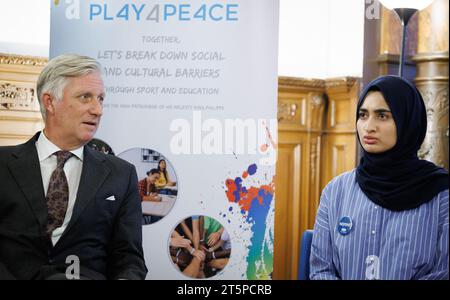 Molenbeek, Belgique. 06 novembre 2023. Roi Philippe - Filip de Belgique photographié lors d'une visite royale à Play4Peace huis à Molenbeek, le lundi 06 novembre 2023. Play4Peace - qui fêtera son 10e anniversaire en 2024 - s'efforce de faire tomber les barrières sociales et culturelles par le sport et l'éducation pour les jeunes de 14 à 26 ans. BELGA PHOTO BENOIT DOPPAGNE crédit : Belga News Agency/Alamy Live News Banque D'Images