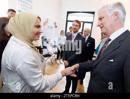 Molenbeek, Belgique. 06 novembre 2023. Roi Philippe - Filip de Belgique photographié lors d'une visite royale à Play4Peace huis à Molenbeek, le lundi 06 novembre 2023. Play4Peace - qui fêtera son 10e anniversaire en 2024 - s'efforce de faire tomber les barrières sociales et culturelles par le sport et l'éducation pour les jeunes de 14 à 26 ans. BELGA PHOTO BENOIT DOPPAGNE crédit : Belga News Agency/Alamy Live News Banque D'Images