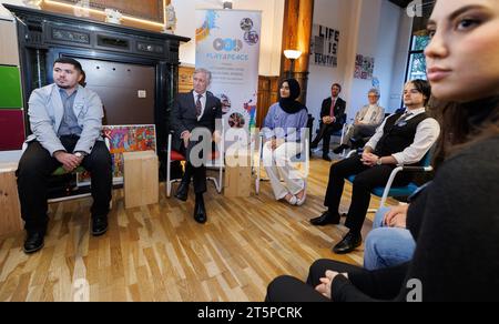 Molenbeek, Belgique. 06 novembre 2023. Roi Philippe - Filip de Belgique photographié lors d'une visite royale à Play4Peace huis à Molenbeek, le lundi 06 novembre 2023. Play4Peace - qui fêtera son 10e anniversaire en 2024 - s'efforce de faire tomber les barrières sociales et culturelles par le sport et l'éducation pour les jeunes de 14 à 26 ans. BELGA PHOTO BENOIT DOPPAGNE crédit : Belga News Agency/Alamy Live News Banque D'Images