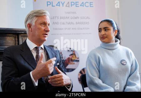 Molenbeek, Belgique. 06 novembre 2023. Roi Philippe - Filip de Belgique photographié lors d'une visite royale à Play4Peace huis à Molenbeek, le lundi 06 novembre 2023. Play4Peace - qui fêtera son 10e anniversaire en 2024 - s'efforce de faire tomber les barrières sociales et culturelles par le sport et l'éducation pour les jeunes de 14 à 26 ans. BELGA PHOTO BENOIT DOPPAGNE crédit : Belga News Agency/Alamy Live News Banque D'Images