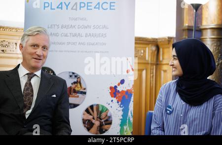 Molenbeek, Belgique. 06 novembre 2023. Roi Philippe - Filip de Belgique photographié lors d'une visite royale à Play4Peace huis à Molenbeek, le lundi 06 novembre 2023. Play4Peace - qui fêtera son 10e anniversaire en 2024 - s'efforce de faire tomber les barrières sociales et culturelles par le sport et l'éducation pour les jeunes de 14 à 26 ans. BELGA PHOTO BENOIT DOPPAGNE crédit : Belga News Agency/Alamy Live News Banque D'Images