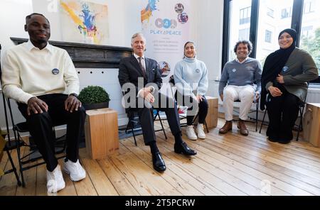 Molenbeek, Belgique. 06 novembre 2023. Roi Philippe - Filip de Belgique photographié lors d'une visite royale à Play4Peace huis à Molenbeek, le lundi 06 novembre 2023. Play4Peace - qui fêtera son 10e anniversaire en 2024 - s'efforce de faire tomber les barrières sociales et culturelles par le sport et l'éducation pour les jeunes de 14 à 26 ans. BELGA PHOTO BENOIT DOPPAGNE crédit : Belga News Agency/Alamy Live News Banque D'Images