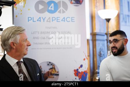 Molenbeek, Belgique. 06 novembre 2023. Roi Philippe - Filip de Belgique photographié lors d'une visite royale à Play4Peace huis à Molenbeek, le lundi 06 novembre 2023. Play4Peace - qui fêtera son 10e anniversaire en 2024 - s'efforce de faire tomber les barrières sociales et culturelles par le sport et l'éducation pour les jeunes de 14 à 26 ans. BELGA PHOTO BENOIT DOPPAGNE crédit : Belga News Agency/Alamy Live News Banque D'Images