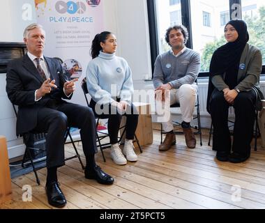 Molenbeek, Belgique. 06 novembre 2023. Roi Philippe - Filip de Belgique photographié lors d'une visite royale à Play4Peace huis à Molenbeek, le lundi 06 novembre 2023. Play4Peace - qui fêtera son 10e anniversaire en 2024 - s'efforce de faire tomber les barrières sociales et culturelles par le sport et l'éducation pour les jeunes de 14 à 26 ans. BELGA PHOTO BENOIT DOPPAGNE crédit : Belga News Agency/Alamy Live News Banque D'Images