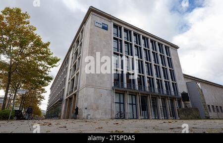 Chemnitz, Allemagne. 06 novembre 2023. Vue du siège de IHK Chemnitz dans le centre-ville. La Chambre est responsable des membres du sud-ouest de la Saxe. Crédit : Hendrik Schmidt/dpa/Alamy Live News Banque D'Images