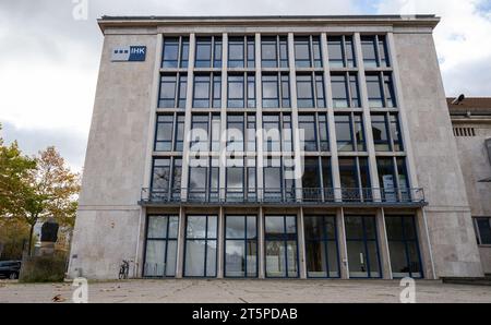 Chemnitz, Allemagne. 06 novembre 2023. Vue du siège de IHK Chemnitz dans le centre-ville. La Chambre est responsable des membres du sud-ouest de la Saxe. Crédit : Hendrik Schmidt/dpa/Alamy Live News Banque D'Images