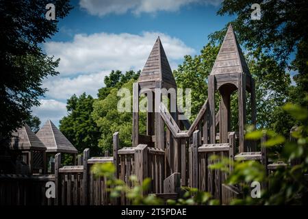 Aire de jeux d'aventure en bois entourée d'arbres Banque D'Images