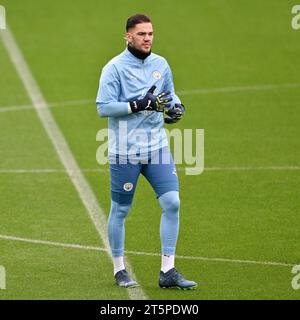 Manchester, Angleterre, 6 novembre 2023. Ederson 31# de Manchester City sort avant la séance d'entraînement, pendant la séance d'entraînement de Manchester City UEFA Champions League Open (image de crédit : ©Cody Froggatt/Alamy Live News) Banque D'Images