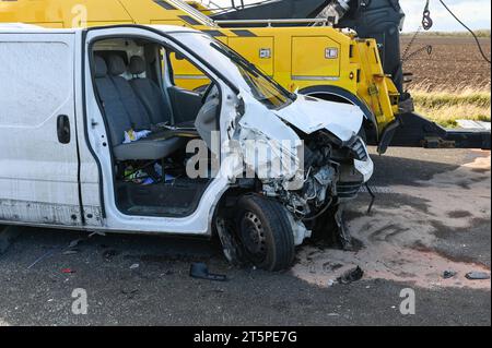 A38/Merseburg - transporter und zwei LKW stoßen zusammen - ein Schwerverletzter 06.11.2023 gegen 12,45 Uhr A38 Richtung Leipzig, zwischen Merseburg-Süd und Leuna zu einem schweren Unfall kam es am am am Montagmittag auf der A38 zwischen Merseburg-Süd und Leuna. Dort stießen aus bislang ungeklärter Ursache zwei Lastwagen und ein transporter zusammen. Dabei wurde mindestens eine person schwer verletzt. Die Unfallurtache war zunächst unklar. Neben Feuerwehr und Rettungsdienst war auch ein Rettungshubschrauber im Einsatz. Die Autobahn ist in Richtung Leipzig gesperrt, der Verkehr wird abgeleitet. Es bil Banque D'Images