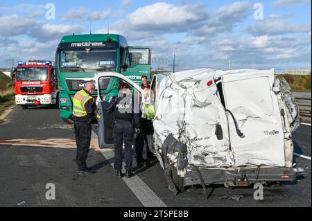 A38/Merseburg - transporter und zwei LKW stoßen zusammen - ein Schwerverletzter 06.11.2023 gegen 12,45 Uhr A38 Richtung Leipzig, zwischen Merseburg-Süd und Leuna zu einem schweren Unfall kam es am am am Montagmittag auf der A38 zwischen Merseburg-Süd und Leuna. Dort stießen aus bislang ungeklärter Ursache zwei Lastwagen und ein transporter zusammen. Dabei wurde mindestens eine person schwer verletzt. Die Unfallurtache war zunächst unklar. Neben Feuerwehr und Rettungsdienst war auch ein Rettungshubschrauber im Einsatz. Die Autobahn ist in Richtung Leipzig gesperrt, der Verkehr wird abgeleitet. Es bil Banque D'Images