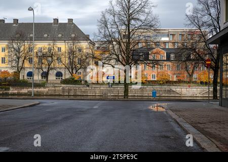 Vue sur la rivière Motala vers le front de mer de Saltängen avec son architecture historique début novembre 2023 à Norrköping, Suède. Banque D'Images