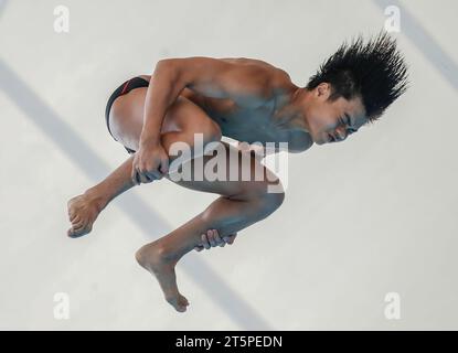 Kuala Lumpur, Malaisie. 06 novembre 2023. Elvis Priestly Anak Clement de Malaisie est vu en action dans le 10m Platform Preliminary masculin pendant les Championnats de plongée Open de Malaisie au Centre aquatique National, Bukit Jalil. Crédit : SOPA Images Limited/Alamy Live News Banque D'Images