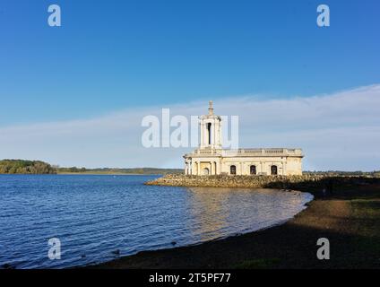 L'ancienne église chrétienne de Normanton, Rutland, Angleterre, est maintenant un monument emblématique partiellement submergé dans le réservoir d'eau de Rutland. Banque D'Images