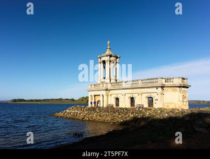 L'ancienne église chrétienne de Normanton, Rutland, Angleterre, est maintenant un monument emblématique partiellement submergé dans le réservoir d'eau de Rutland. Banque D'Images