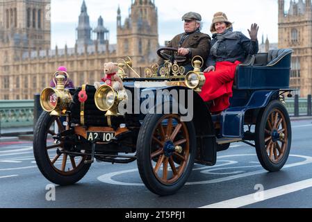 1902 voiture de Dietrich participant à la course de voitures vétérans de Londres à Brighton, événement automobile vintage en passant par Westminster, Londres, Royaume-Uni Banque D'Images