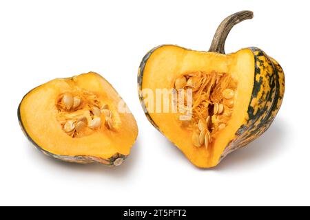 Fresh Acorn squash et un morceau isolé sur fond blanc gros plan Banque D'Images