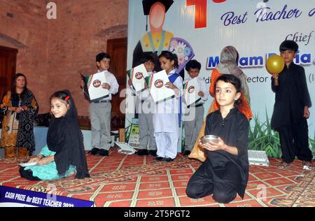 Les étudiants présentent tableau sur scène lors de la cérémonie de remise du Prix du meilleur enseignant organisée par l'Association des écoles privées et collèges du Pakistan qui s'est tenue au Basant Hall à Hyderabad le lundi 6 novembre 2023. Banque D'Images