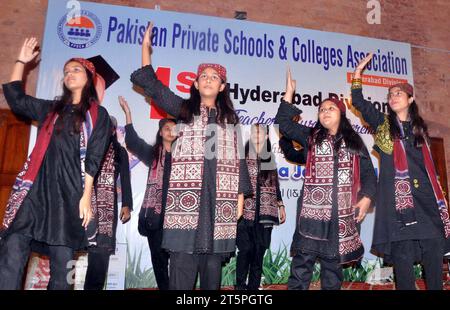 Les étudiants présentent tableau sur scène lors de la cérémonie de remise du Prix du meilleur enseignant organisée par l'Association des écoles privées et collèges du Pakistan qui s'est tenue au Basant Hall à Hyderabad le lundi 6 novembre 2023. Banque D'Images