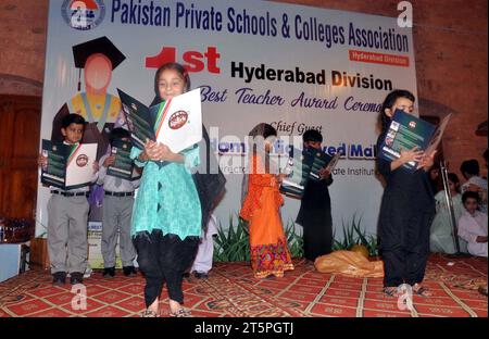 Les étudiants présentent tableau sur scène lors de la cérémonie de remise du Prix du meilleur enseignant organisée par l'Association des écoles privées et collèges du Pakistan qui s'est tenue au Basant Hall à Hyderabad le lundi 6 novembre 2023. Banque D'Images