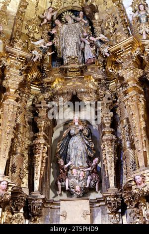 Monastère cistercien de Santa Maria de Valdedios (XIIIe siècle).Retable baroque.Valdedios, Villaviciosa, Asturies, Espagne. Banque D'Images