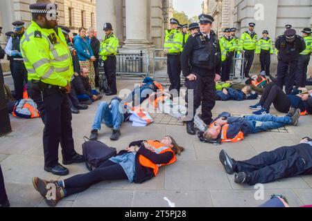 Londres, Royaume-Uni. 06 novembre 2023. Les manifestants sont allongés sur le sol après avoir été arrêtés et menottés par des policiers pendant la manifestation. La police a arrêté des dizaines de militants de Just Stop Oil à Whitehall alors que le groupe climatique poursuit ses lentes marches pour protester contre les nouvelles licences de combustibles fossiles. (Photo de Vuk Valcic/SOPA Images/Sipa USA) crédit : SIPA USA/Alamy Live News Banque D'Images