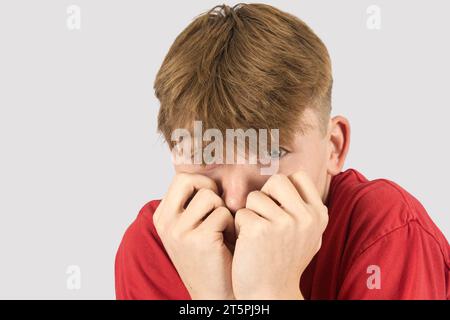 Un portrait d'atelier d'un adolescent nerveux de quinze ans Banque D'Images