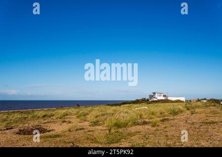 Propriété côté plage sur les rives du Wash à la plage de Snettisham dans le Norfolk. Banque D'Images