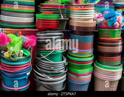 Une pile de seaux et de récipients en plastique colorés sur le marché traditionnel, à Yogyakarta, Indonésie. Banque D'Images