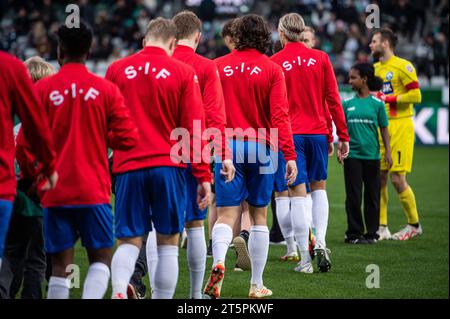 Viborg, Danemark. 05 novembre 2023. Les joueurs de Silkeborg IF entrent dans le terrain pour le match 3F Superliga entre Viborg FF et Silkeborg IF à Energi Viborg Arena à Viborg. (Crédit photo : Gonzales photo - Morten Kjaer). Banque D'Images