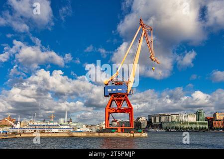 Grues chargeant et déchargeant des conteneurs de navires commerciaux au port de fret de Gothenburg. Gothenburg, Suède Banque D'Images