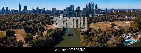 Atlanta, États-Unis : 1,2023 novembre - vue panoramique à 180 degrés de la Skyline d'Atlanta prise depuis le parc Piedmont le beau dimanche de novembre 2023 Banque D'Images