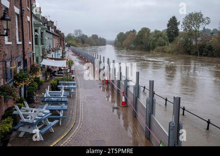 Les barrières anti-inondation empêchent le niveau d'eau élevé de la rivière Severn d'inonder Severn Side North à Bewdley, Worcestershire, après la tempête Babet. Banque D'Images