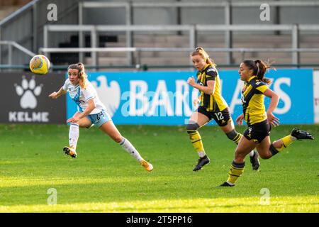 Wealdstone, Royaume-Uni. 05 novembre 2023. Grosvenor Vale, Wealdstone, Angleterre, novembre 5 2023 l'attaquant de Crystal Palace Shanade Hopcroft (24) croise le ballon lors du match de championnat des femmes de Barclays FA entre Watford et Crystal Palace à Grosvenor Vale, Wealdstone, Angleterre. (Stephen Flynn/SPP) crédit : SPP Sport Press photo. /Alamy Live News Banque D'Images