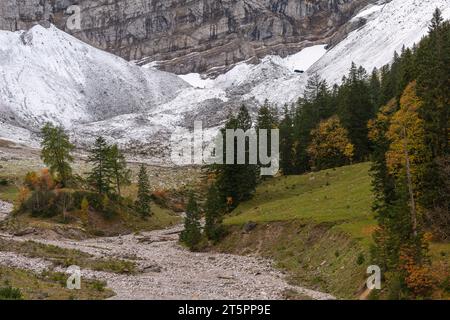 Vues de la vallée de Karwendel massif dans le foilage d'automne, saison d'automne dans la vallée étroite Engtal ou Eng, Hinterriss, Tyrol, Autriche, Europe Banque D'Images