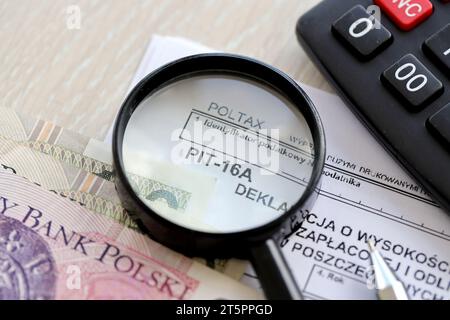 Déclaration du montant des cotisations d'assurance maladie payées et déduites de la carte d'impôt dans les mois individuels de l'année d'imposition, formulaire PIT-16a sur la table comptable avec stylo et factures d'argent zloty poli Banque D'Images