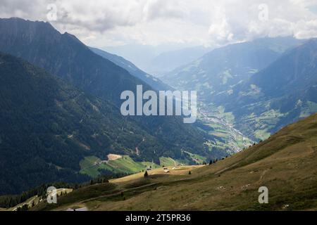 Vue vers San Leonardo / vallée de St Leonhard depuis racines / Ratchings / Colle près de Vipiteno / Sterzing, Alto Adige / Tyrol du Sud / Sudtirol. Banque D'Images