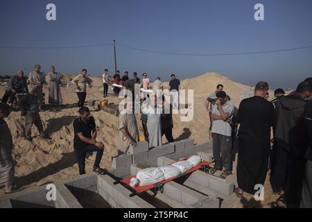 Les Palestiniens pleurent pendant le transport les corps des membres de la famille palestinienne tués dans un bombardement israélien les Palestiniens pleurent pendant le transport les corps des membres de la famille palestinienne tués dans un bombardement israélien qui seront enterrés dans le cimetière de la ville, le 06 novembre 2023. Photo Ahmed Ibrahim Rafah Cisjordanie territoire palestinien 061123 Rafah IA 1 0014 Copyright : xapaïmagesxAhmedxIbrahimxxapaimagesx crédit : Imago/Alamy Live News Banque D'Images