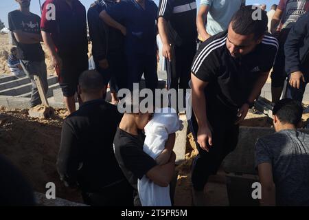 Les Palestiniens pleurent pendant le transport les corps des membres de la famille palestinienne tués dans un bombardement israélien les Palestiniens pleurent pendant le transport les corps des membres de la famille palestinienne tués dans un bombardement israélien qui seront enterrés dans le cimetière de la ville, le 06 novembre 2023. Photo Ahmed Ibrahim Rafah Cisjordanie territoire palestinien 061123 Rafah IA 1 0015 Copyright : xapaïmagesxAhmedxIbrahimxxapaimagesx crédit : Imago/Alamy Live News Banque D'Images